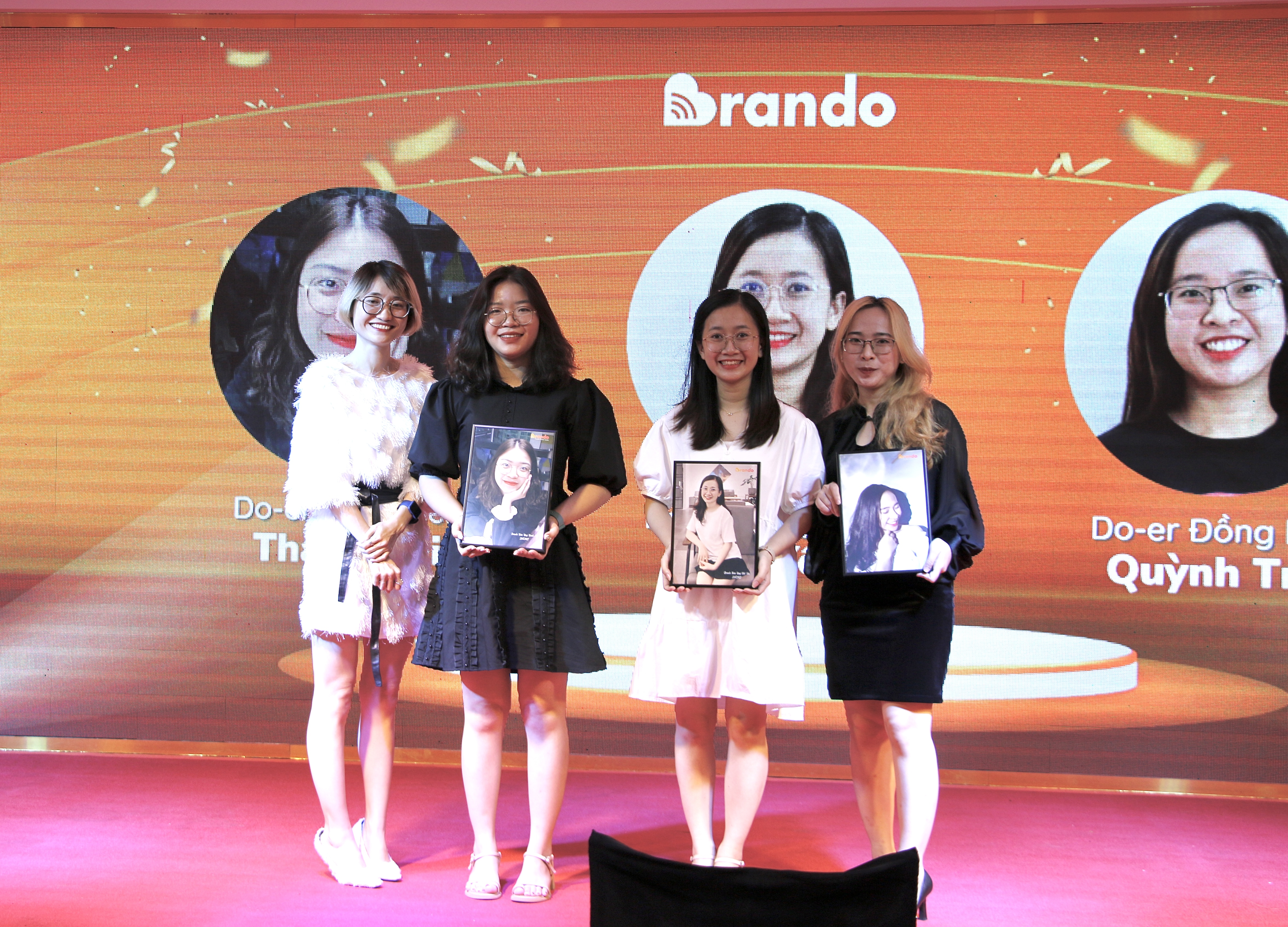 Ban giám đốc Brando đặc biệt dành phần thưởng Doer gắn bó cho bạn Hồ Trang, Hải Yến và giải Doer Cống hiến cho bạn Thanh Nhi.